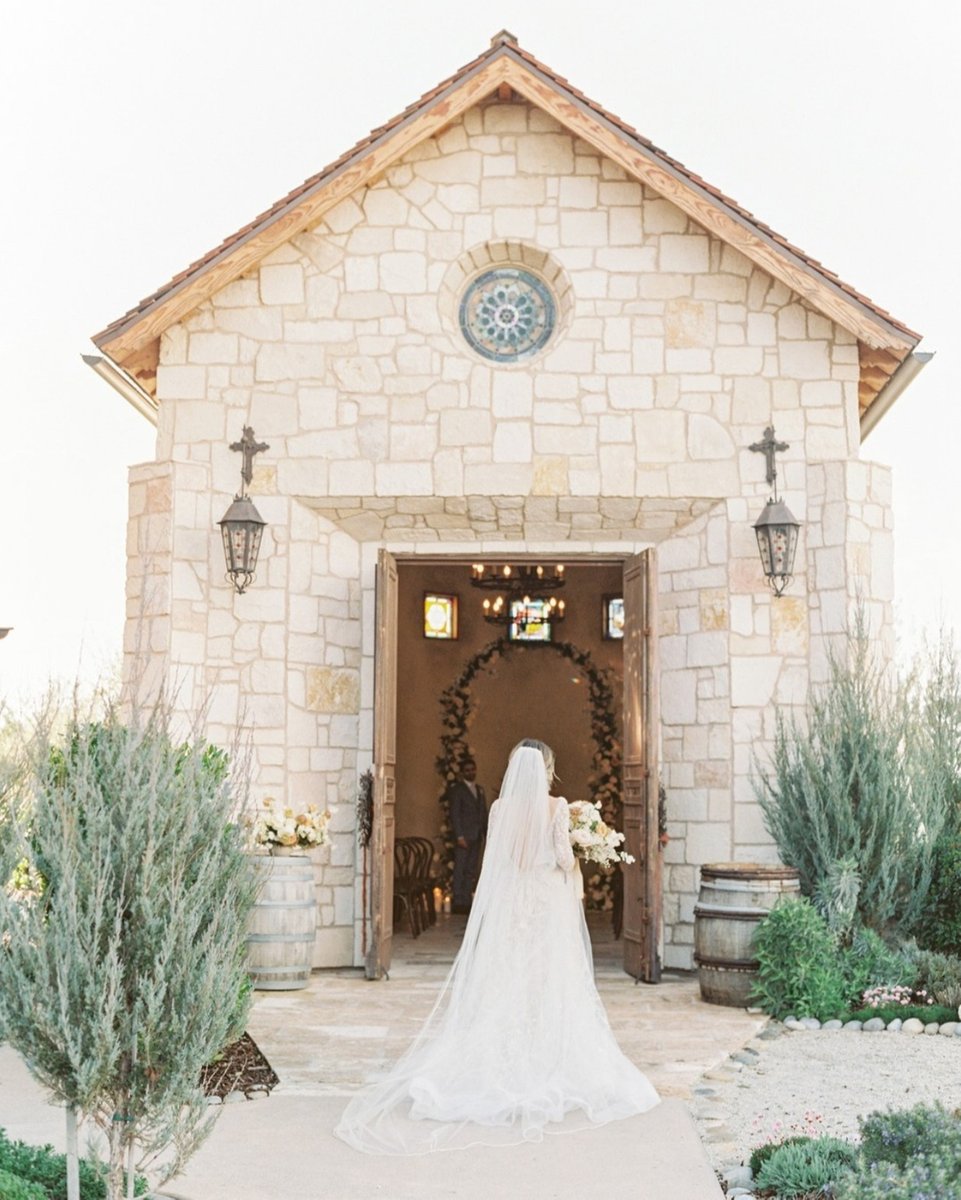 With the light at the end of this COVID tunnel in sight, would you consider an indoor ceremony again or keep it outdoors?✨

#cawinecountry #destinationwedding #weddingceremony #pasorobles #centralcoast #winerywedding

Venue @allegrettovr
Photographer @laurenfair 
Planner & Styl