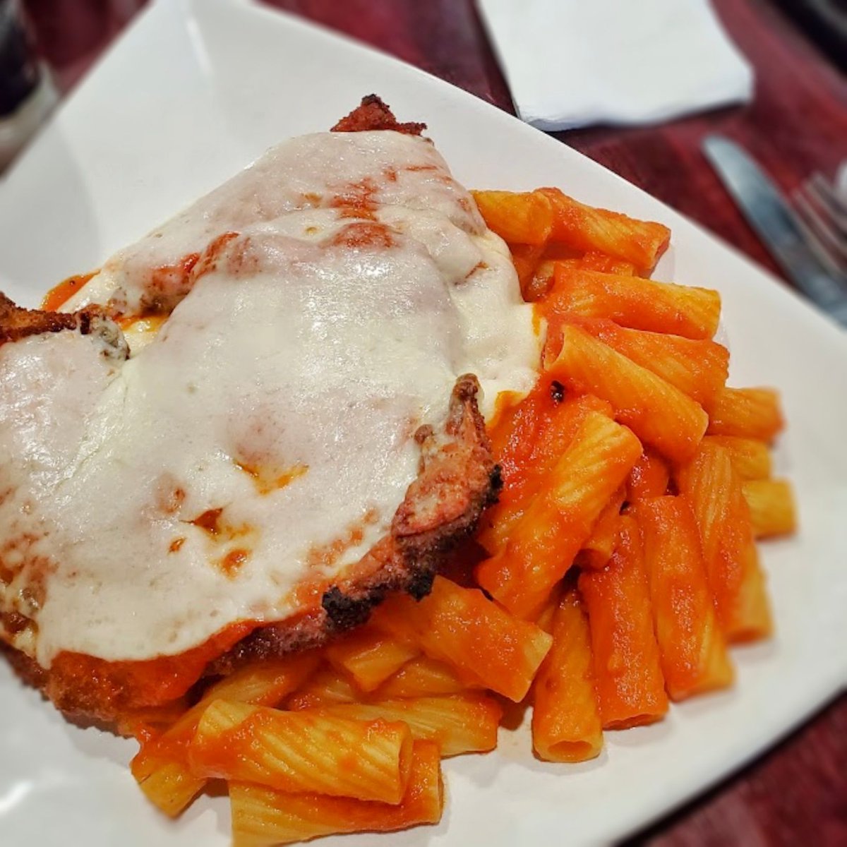 NinosFortMyers's tweet photo. Who loves those crispy edges on their veal parm? We top ours with melted mozzarella. Add a side of pasta, soup or salad and buttery garlic knots. 🟥 #ninospizzeriaandrestaurant #eatswfl #eatlocal  #swflfoodies #ftmyersfoodie #fortmyers #italianrestaurant #italianfood https://t.co/30NOf6D8wg