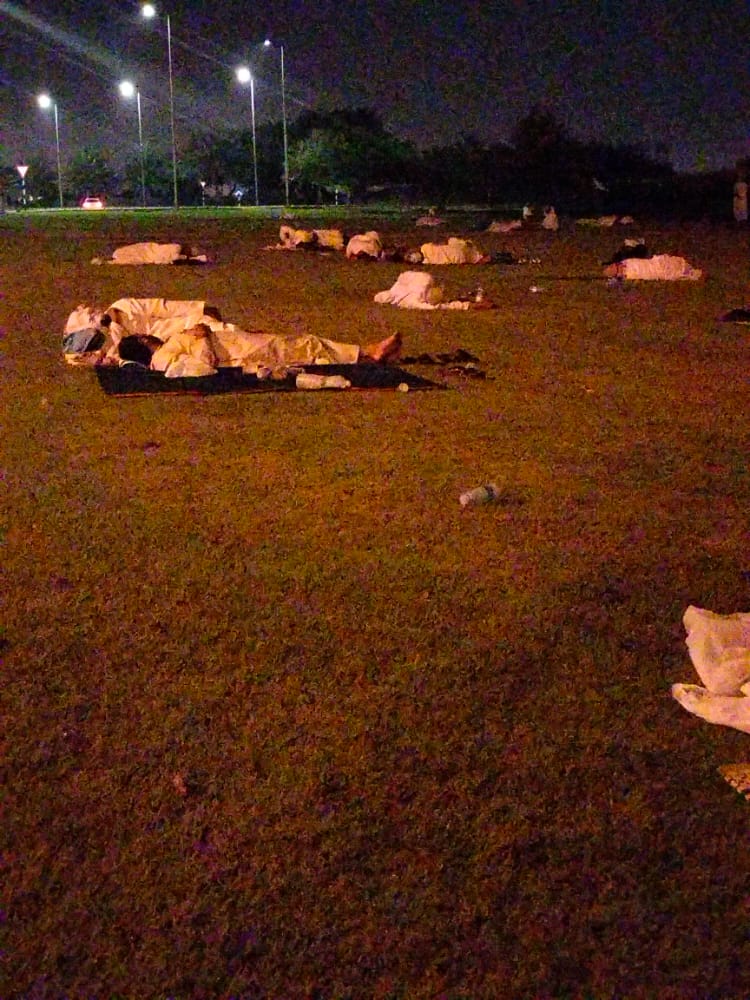 لليوم الثالث وغدا سيكون الرابع  ولا زال إخوتنا المسرحين من شركة بي جي بي لخدمات النفط والغاز مرابطين في وقوفهم طمعا بأن يحصلوا على حقهم ومطلبهم ..