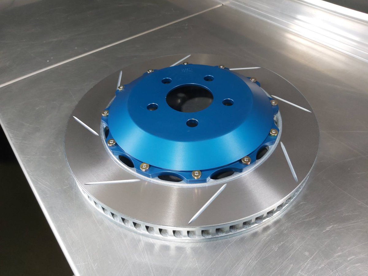 MountainPassEV's tweet photo. Custom MPP Blue anodized 380mm Stoptech BBK for our friend @x_t_o_pista in France. These things are huge!
#mountainpasspeformance #stoptech #brakes #tesla #model3 #model3performance #stoppingpower #teslamotors #teslamotorsclub #teslaownersonline #modified #racing https://t.co/Q8UUTGmRZM