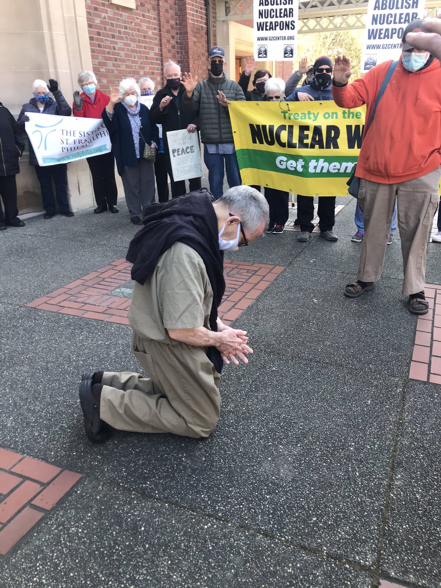 kingsbayplow7's tweet photo. FR. STEVE KELLY IS FREE!

TACOMA, WA -At 11:17 am, after more than 3 yrs in prison Fr. Steve Kelly walked out of the federal courthouse to a crowd of 50 supporters &amp; told jokes. Then he got on his knees &amp; hung his head while a prayer of blessing was read

FR. STEVE KELLY IS FREE! https://t.co/CECEVN0ERS