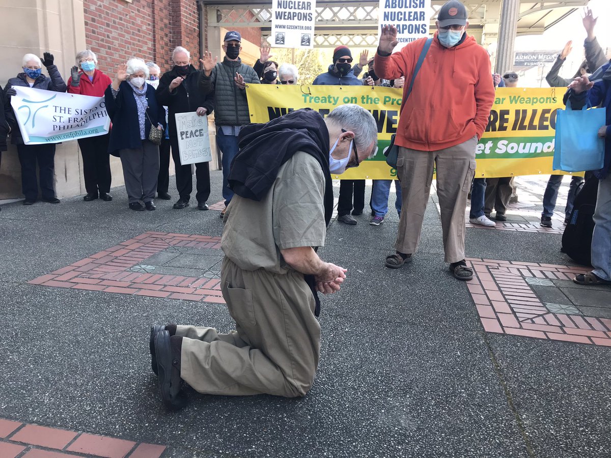 kingsbayplow7's tweet photo. FR. STEVE KELLY IS FREE!

TACOMA, WA -At 11:17 am, after more than 3 yrs in prison Fr. Steve Kelly walked out of the federal courthouse to a crowd of 50 supporters &amp; told jokes. Then he got on his knees &amp; hung his head while a prayer of blessing was read

FR. STEVE KELLY IS FREE! https://t.co/CECEVN0ERS