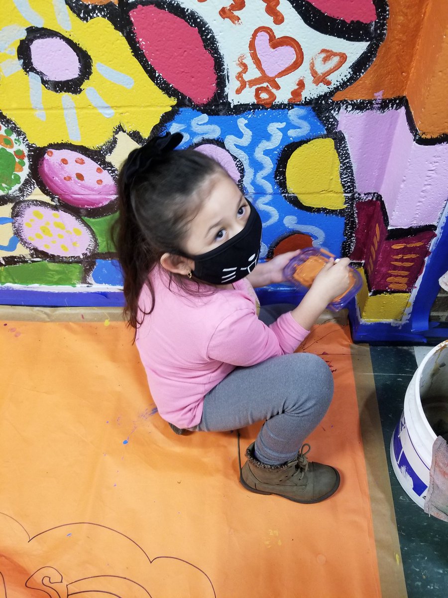 bowserminor's tweet photo. Mural day @Warren_Elem with #Kindergarten. Thanks @andeerudloff https://t.co/MFUpuxY1K7