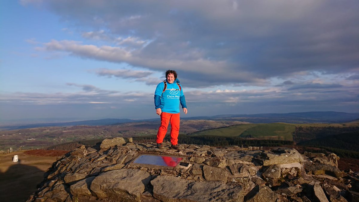 Getting out up moel famau for a walk, getting some training in after Month's of basically nothing, wearing my new @ClaireHouse fundraising shirt for the first time up the hills #fundraising #childloss #charity #childbereavement 

justgiving.com/fundraising/an…