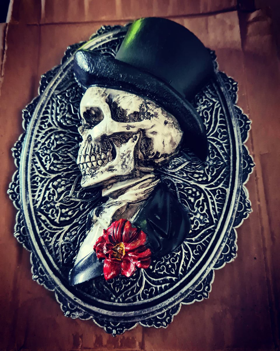 SumaronC's tweet image. How beautiful are my new @NemesisNow his and hers skulls

Perfect fit for the gothic manor here

I shall continue to show you my manor