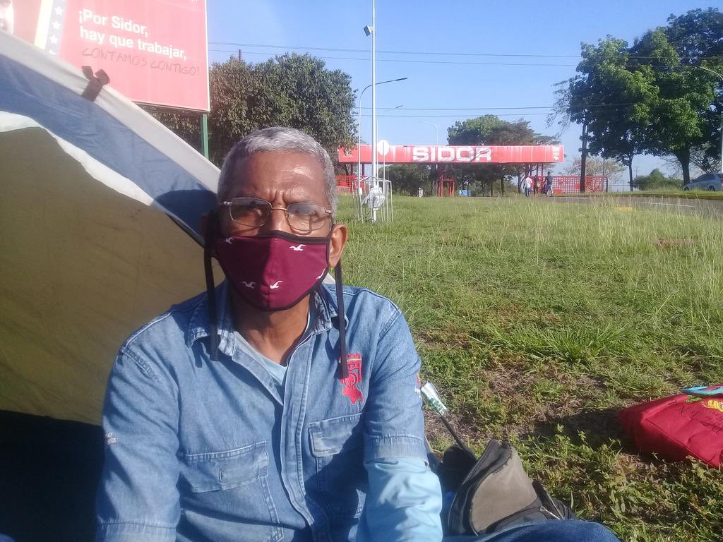 ITGuayana's tweet photo. #ITGuayana | No cesan los atropellos contra la clase trabajadora de #Guayana.
José Saracual y Carlos Ramírez dirigentes sindicales de #Sidor fueron jubilados ilegalmente.
Protestan frente a su empresa para ratificar al mundo las violaciones de DDHH del régimen de #Maduro. https://t.co/lwUXaCjQXE