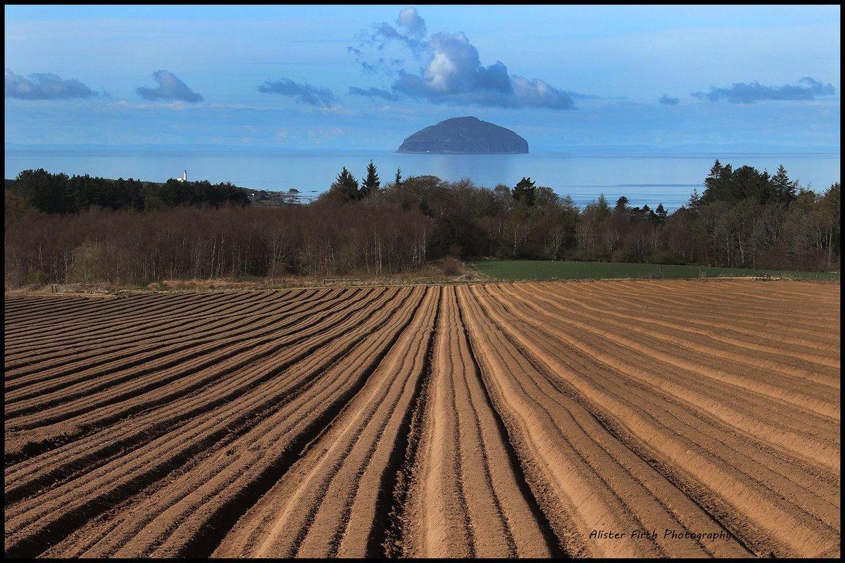 Lovely weather and views in Ayrshire #ayrshire #straightlines #landscape #ailsacraig #photography