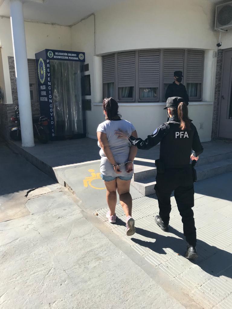 #DOLORES #PFA:
LA POLICÍA FEDERAL DE DOLORES DETUVO A UNA MUJER CON PEDIDO DE CAPTURA
Ver todo en https://t.co/vGbSY6H1JT https://t.co/GWI1lPVSMa