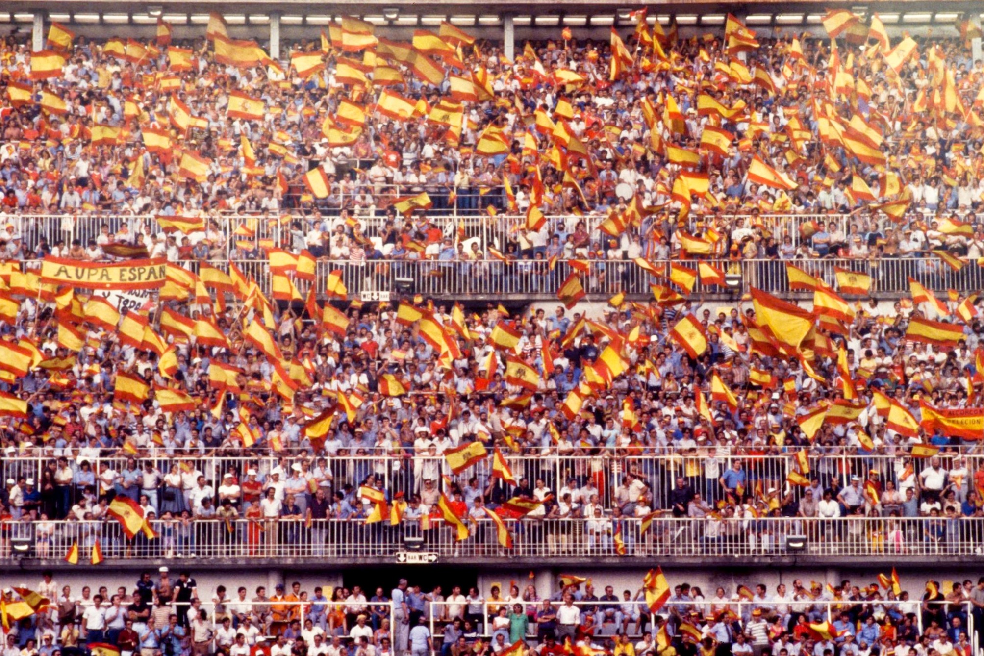 Hemeroteca RMCF on "Banderas al viendo en el Bernabéu durante uno de los partidos de la selección española Mundial 82. https://t.co/As8VOV58eG" / Twitter