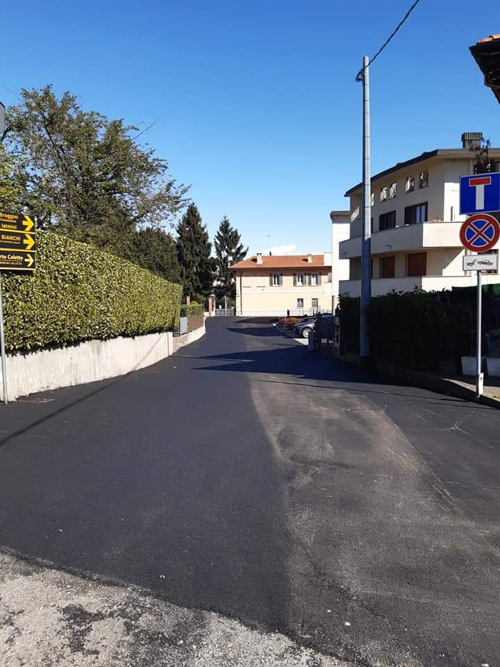 Mocuz2's tweet photo. Il Sindaco di Vergiate annuncia l'asfaltatura di via Manzoni. #Aibws lo prende come buon auspicio 😁😁😁. Nei prossimi giorni ne saprete di più!  #nuovinizi #bws https://t.co/nM4aHTMM9V https://t.co/2n1s68ru8h