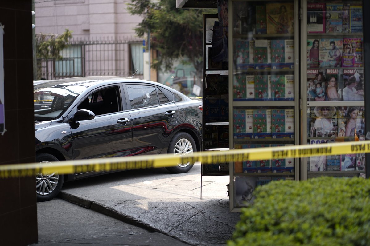 Fabián Heredia 🌹☭ (@cyb3rpsycho) on Twitter photo Atacan con arma de fuego a tripulante de un coche sedan negro en Eje 6 Sur Angel Urraza y Eje 2 Poniente Gabriel Mancera, <a href="/coldelvallecdmx/">Colonia Del Valle</a>, <a href="/BJAlcaldia/">Alcaldía de Benito Juárez</a>.
El coche termino impactado contra un Oxxo, comentan que la persona baleada fue trasladada por ambulancia. Atacan con arma de fuego a tripulante de un coche sedan negro en Eje 6 Sur Angel Urraza y Eje 2 Poniente Gabriel Mancera, <a href="/coldelvallecdmx/">Colonia Del Valle</a>, <a href="/BJAlcaldia/">Alcaldía de Benito Juárez</a>.
El coche termino impactado contra un Oxxo, comentan que la persona baleada fue trasladada por ambulancia.