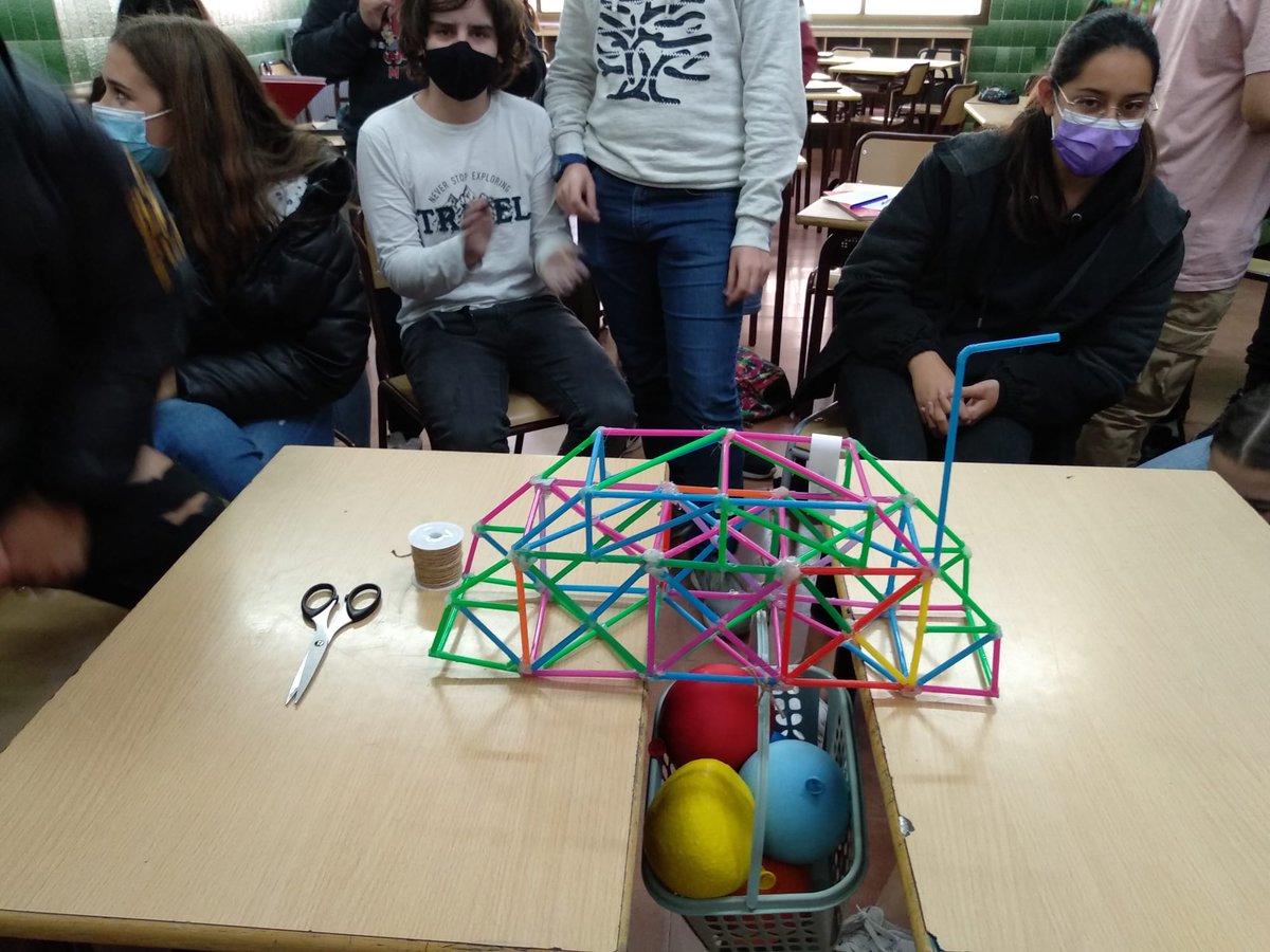 manyanetblanes's tweet image. Avui hem comprovat com els nostres ponts han suportat un esforç de més de 3kg!🎢💪🏻 #3rESO #estructures #enginyersdeponts #josocmanyanet