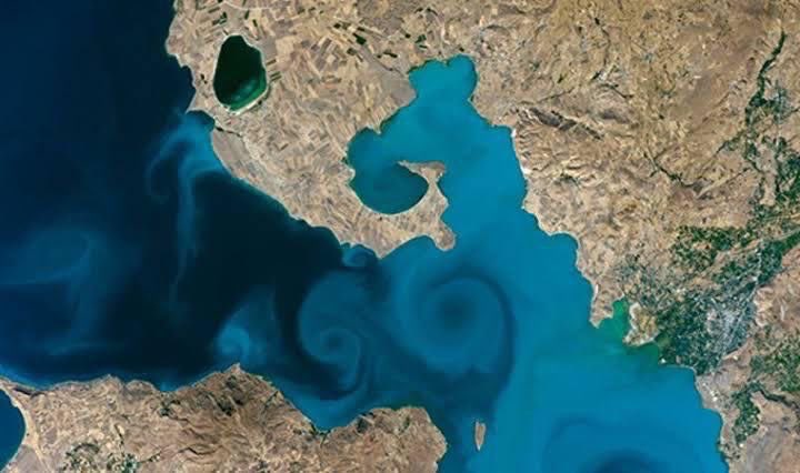 NASA'nın düzenlediği "Dünya Turnuvası" adlı çevrim içi fotoğraf yarışmasında, uzaydan çekilen Van Gölü fotoğrafının birinci olması 🏆 ve Ülkemize ait güzelliklerin dünyada ilgi görmesi gurur verici. 🇹🇷
