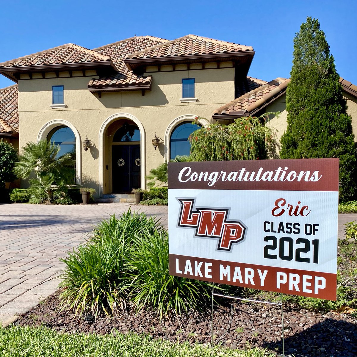 LakeMaryPrep's tweet photo. We are paying tribute to the Class of 2021 with special yard signs delivered to each senior today by our LMP staff. Snap a pic of your senior with their sign using #lmpseniors2021 and share it on social with your family and friends. Be sure to tag us! #onelmp https://t.co/Q37LXMJpZ0