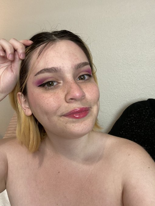 First person to make me smile tonight gets a free nude. Give me your best jokes or funny stories!  https://t