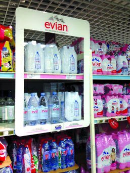 DamienRieu's tweet photo. « La France est islamophobe : il y a de l’#Evian dans chaque supermarché français ! » 😡☝🏻 https://t.co/FlJiRbrX3D