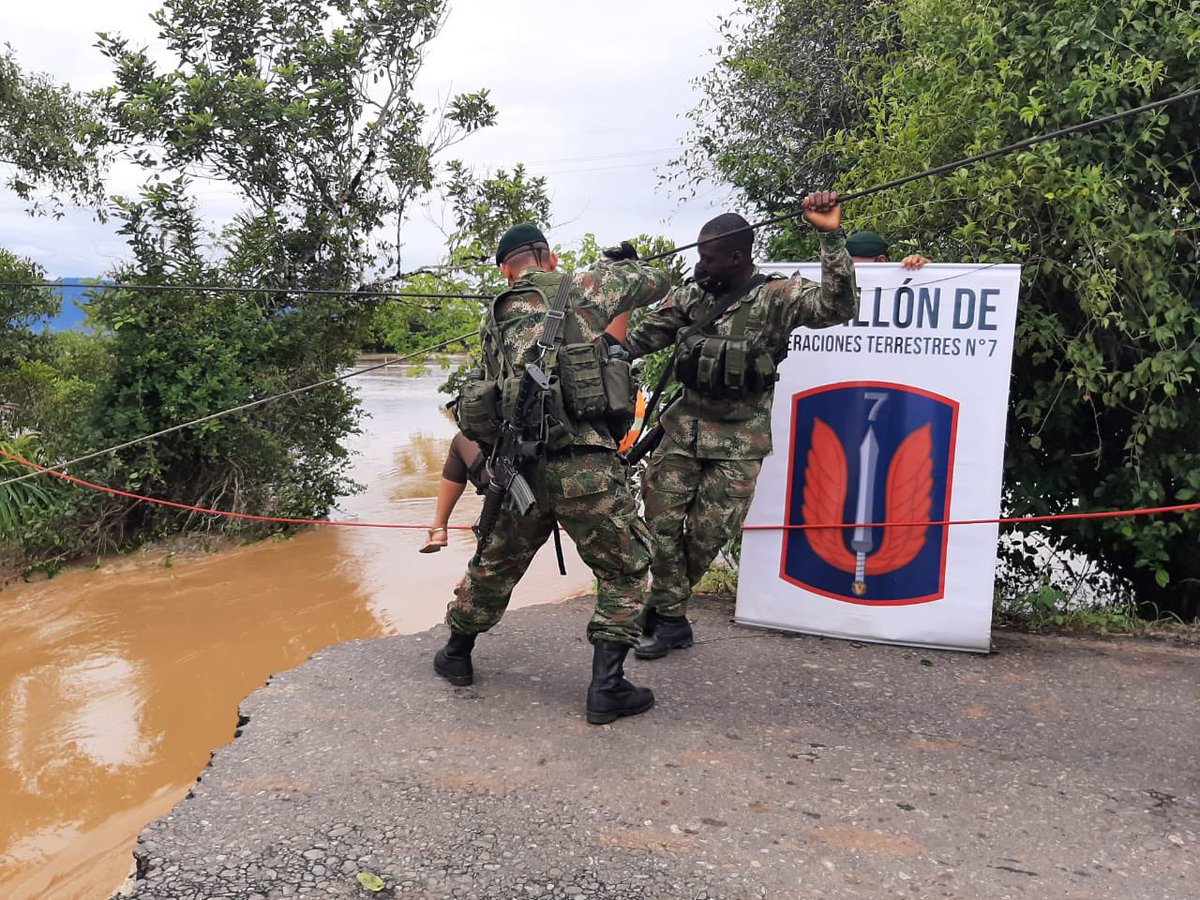 CCON3_FFMM's tweet photo. En temporada de lluvias las @FuerzasMilCol están alerta ante las emergencias. En Puerto Lucas, municipio de Vista Hermosa, #Meta, soldados del #BATOT7 junto a organismos de socorro, rescataron 15 personas que quedaron atrapadas por colapso de un puente en el río Güejar @ftc_omega https://t.co/23YW0bZVAc