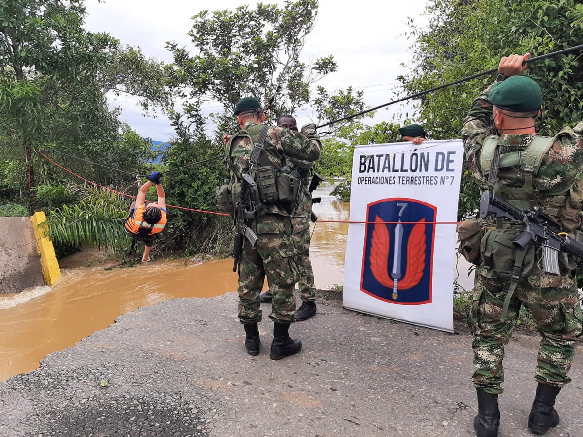 CCON3_FFMM's tweet photo. En temporada de lluvias las @FuerzasMilCol están alerta ante las emergencias. En Puerto Lucas, municipio de Vista Hermosa, #Meta, soldados del #BATOT7 junto a organismos de socorro, rescataron 15 personas que quedaron atrapadas por colapso de un puente en el río Güejar @ftc_omega https://t.co/23YW0bZVAc