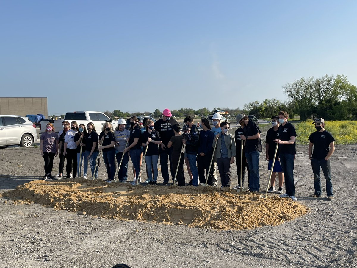 MichaelJungEDU's tweet photo. Breaking ground on the new @forneyisd Aquatics Center. Our swimmers, divers, & coaches deserve it! TY @justinwterry and Board of Trustees for investing in our future!
#forneyneedsapool
#forneygotapool
#forneyaquaticscenter https://t.co/mtaKb9cQKH
