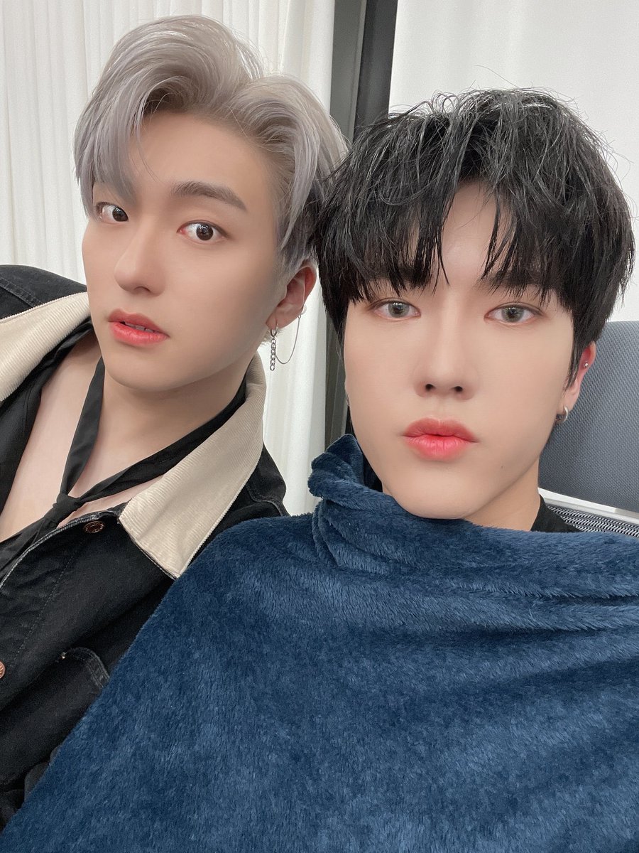 Omega X Go Mayden Mandy Wx Ox Hyung I Said Let S Take A Pic First Sorry For Sleeping Omega X 오메가엑스 オメガエックス オメガx Wx ジョンフン セビン T Co N3gfyp5pbp