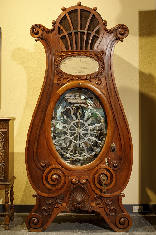 EdisonFordFL's tweet image. The artifact of the week is the #Multiphone, located in the #EdisonFord Music and Movies Gallery! A precursor to the jukebox, the multiphone contained a series of song recordings that people could listen to. Don't miss this unique item on your next visit!