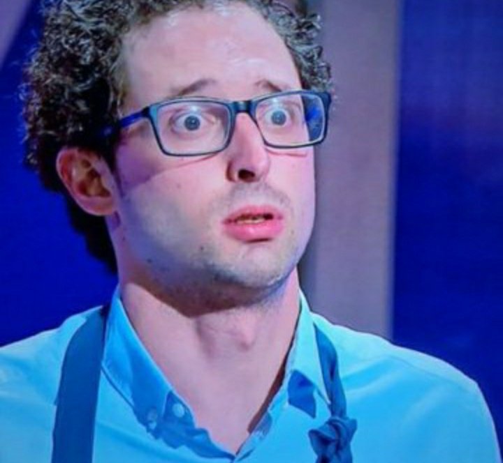HearDesiRoar's tweet photo. Yo enterándome de que han suspendido la vacunación con AstraZeneca cuando tengo la primera dosis puesta:

#MasterChef https://t.co/nRIzmERiCo