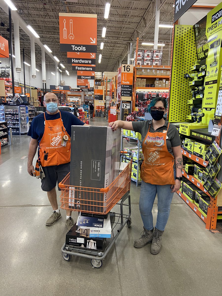 Big save from our receiving DS Amanda and our Hardware associate Keith! With great customer service they stopped 1,894.96 worth of D25, D26, and D27 product from leaving our building without payment. Awesome job guys!! #notonourwatch #eyesup #nonono