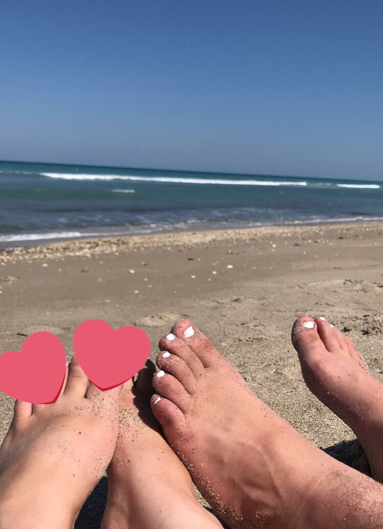 anikebitch's tweet photo. a real man lets you paint his nails to match yours 🤍🤍🤍🤍🤍 ((my toes are not free)) https://t.co/yZh86lgwCK