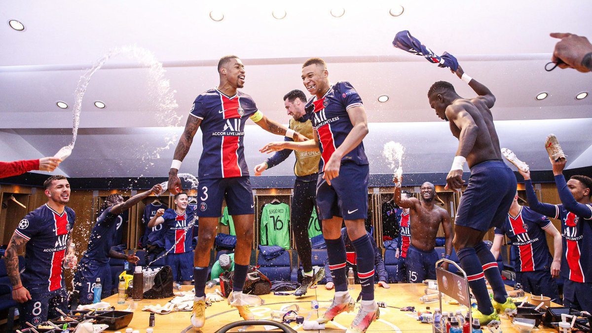 ActuFoot_'s tweet image. Les Parisiens savourent dans le vestiaire. 🍾

📸 @PSG_inside