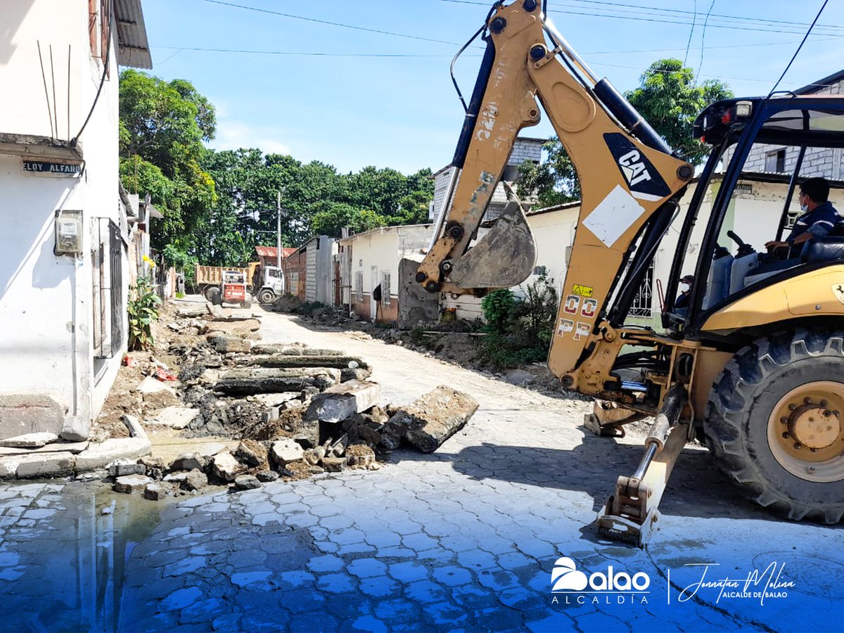 AlcaldiadeBalao's tweet photo. MEJORAMIENTO DE CALLE EN LA CIUDADELA SANTA CLARA
En las calles Eloy Alfaro y Virgen del Cisne de la ciudadela Santa Clara, personal de trabajo del GAD municipal realizaron correcciones y mejoramientos en esta vía. https://t.co/tNQOu6CvsE
