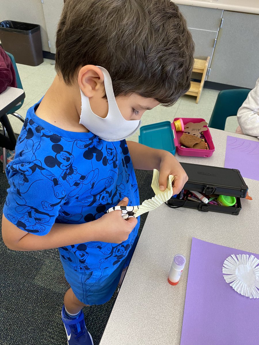 MrsMartinezDC's tweet photo. Using our scissor skills to make flowers out of cupcake liners! @rcsdDC #rcsdchampions #DCkidsdeserveit https://t.co/rYjxp9Z7Nc