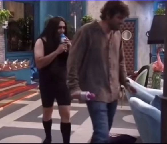 Non riesco a dormire. Ho paura. Mi sogno un Elio con parrucca da Monna Lisa e tutina che mi insegue con un microfono azzurro ripetendo ehi ehi ehi. #lolchirideefuori 

Ps: solidarietà a <a href="/frankmatano/">Frank Matano</a>!
<a href="/eelst/">Egocentrici Esuli Lontani dal Social Tragicamente</a> <a href="/maramaionchi/">Mara Maionchi</a> <a href="/Fedez/">Fedez</a>