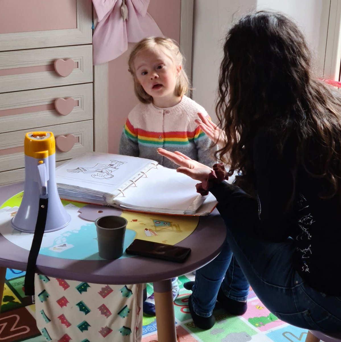 I bambini con la sindrome di down sono "lenti"ma piano piano e con gli aiuti giusti raggiungono obbiettivi straordinari. Alba parla poco ha iniziato la logopedia a nove mesi. È un lavoro durissimo per lei ma le piace e si impegna.  #albatrapanese #lucatrapanese  #t21 #padresingle