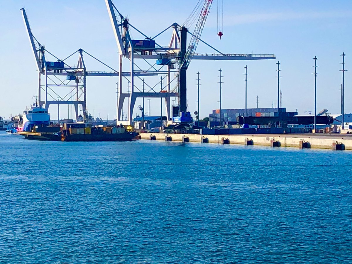 MissionCntrlKev's tweet image. Eating dinner at #FishLips with the perfect view from my table at the drone ship Of Course I Still Love You, Shelia Bordelon and B1058 laying on the transporter. WHAT A VIEW 😍😍😍😍