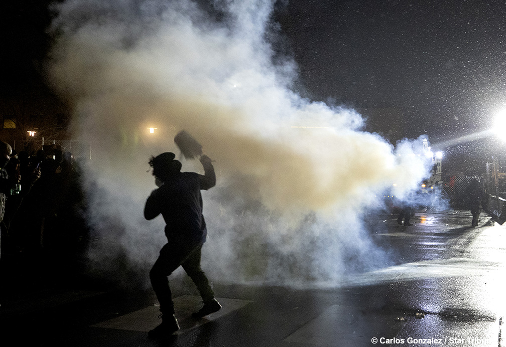 CarlosGphoto's tweet image. Photos from Tuesday night at the Brooklyn Center police department.