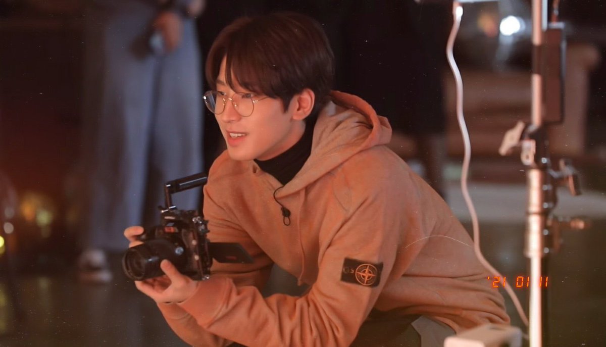 wonwoofiles's tweet photo. photographer wonwoo is the best concept 📸 https://t.co/GRYEObyGwL