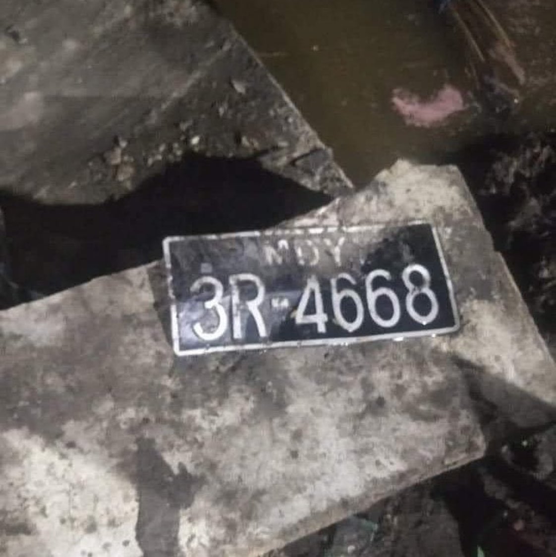 INHUMANE‼️📍#Mandalay
A bypassing car was SHOT by Junta Terrorists & the car plunged into drain last night. People on the car were forcibly ABDUCTED &the car also confiscated by Junta Terrorists. Only car number plate left in the morning.
#Apr14Coup @RapporteurUn @DrSasa22222 https://t.co/hskZ916N3E
