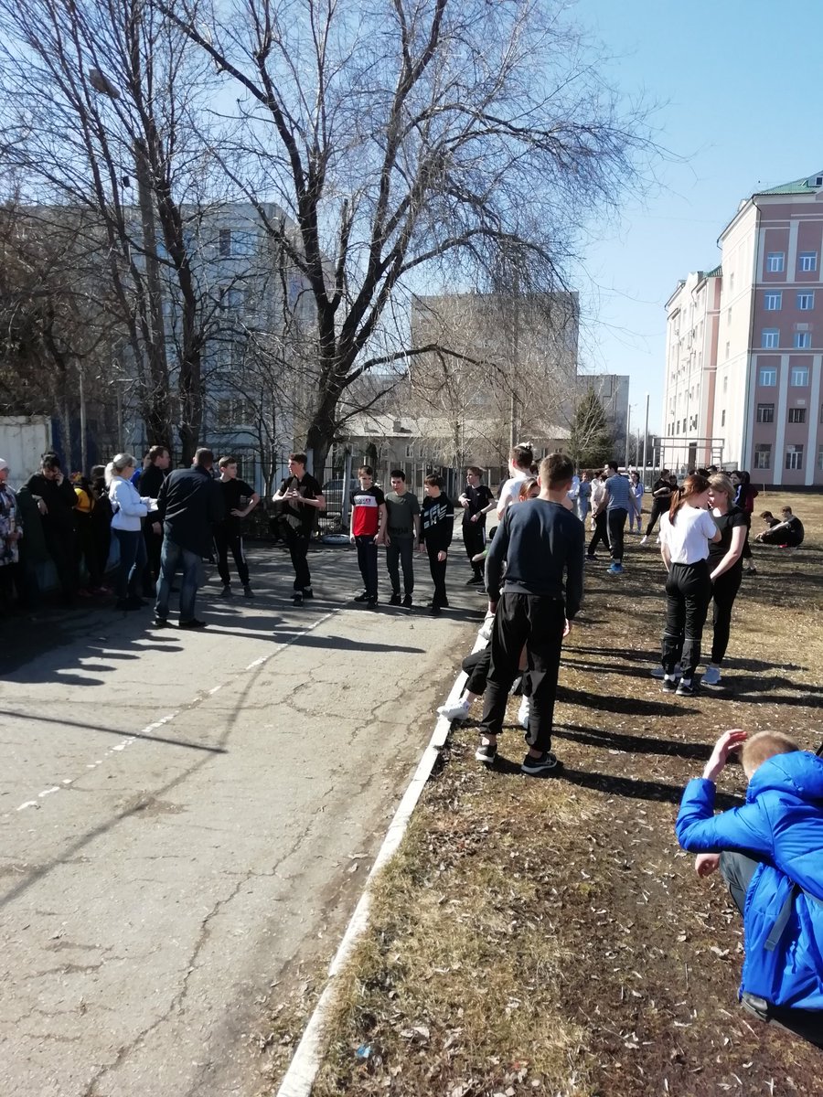 Полным ходом идёт подготовка к районной эстафете.Ученики 15 школы- тренировка на стадионе.