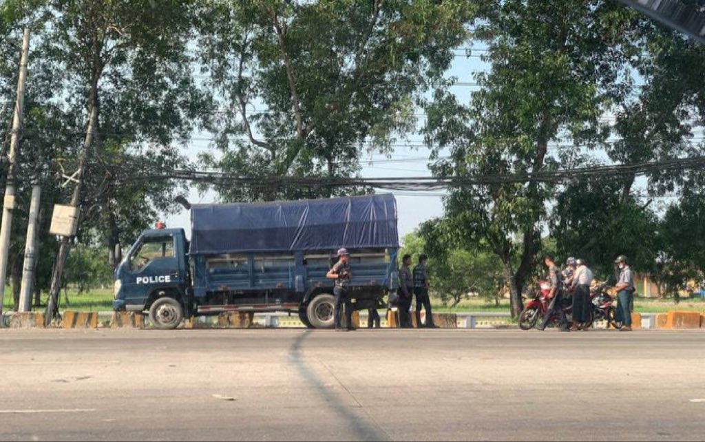 (#Yangon Division)in #Myanmar
Military thugs inspect the civilians properties near #HlaingTharYar Tsp Infantry at 8:30 am, Apr 14.
#Apr14Coup #WhatsHappeningInMyanmar @RapporteurUn @DrSasa22222 @SchranerBurgen1 @USAmbUN https://t.co/rWoKgt3PRY