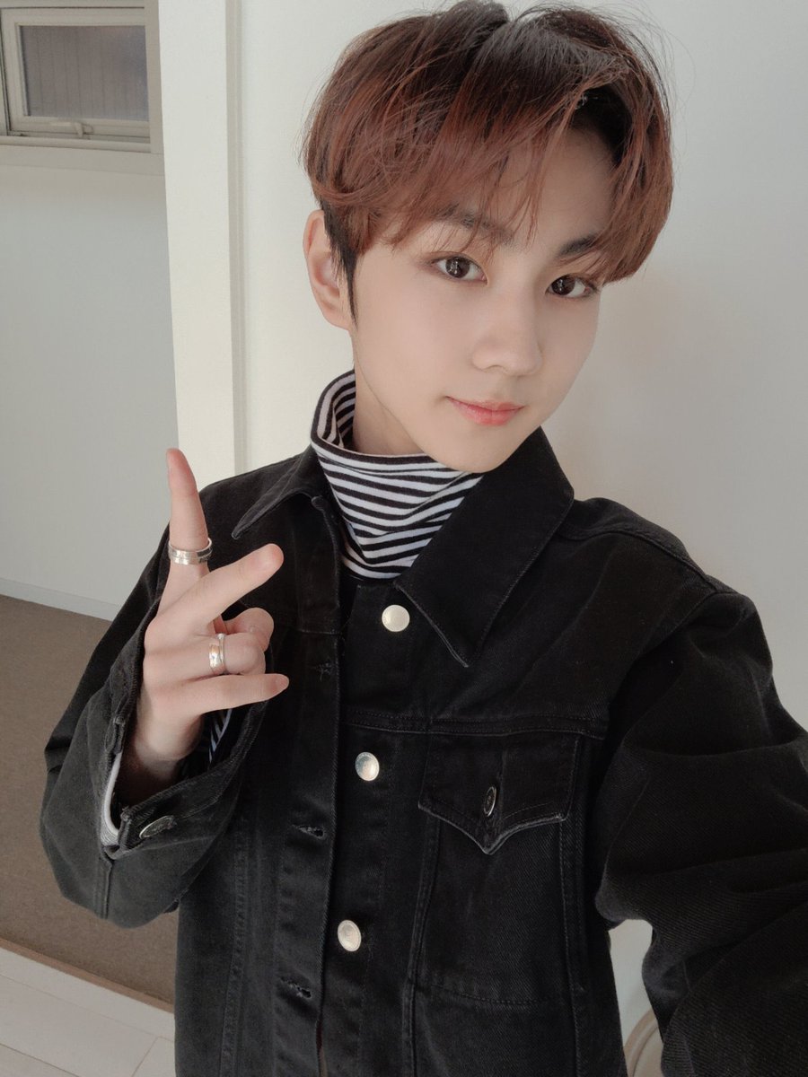 JungwonMalaysia's tweet photo. [ TRANS ] 140421

#ENHYPEN #JUNGWON #HYPE #JACKETSHOOTING

This is a photo taken during the jacket shoot for the HYPE version of BORDER:CARNIVAL album 😄
The picture reminds me of this time ㅎㅎ
Cheer up for today too Engene! ++

 #정원 #ENHYPEN @ENHYPEN @ENHYPEN_members https://t.co/Omsb41VBWN