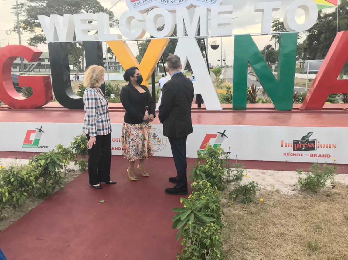 High Commissioner @MK_Berman was pleased to attend the unveiling of the 'Welcome to Guyana' sign & landscaping at the airport, championed by Her Excellency First Lady @aryaaligy.

#CanadaGuyana