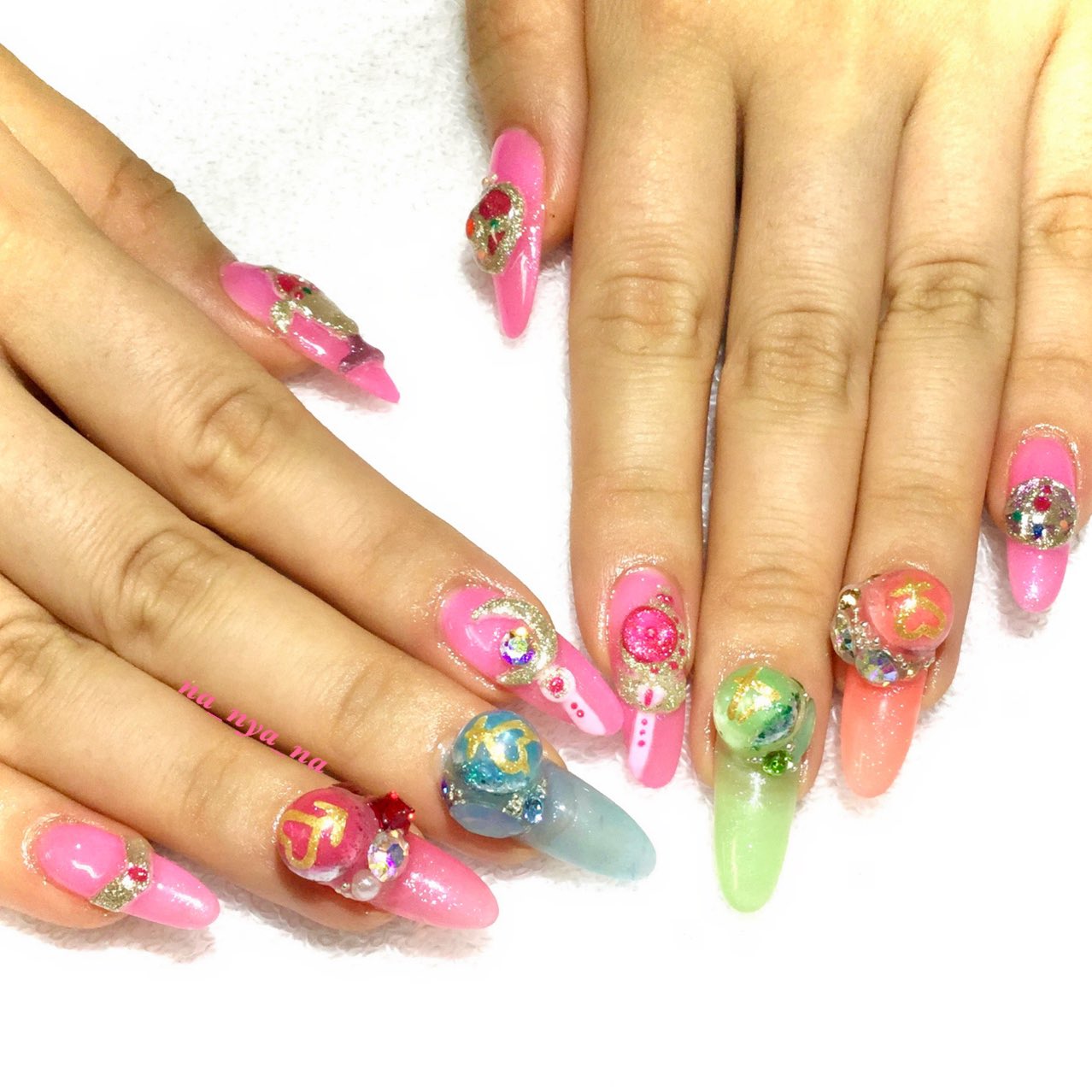 Na Nya Na Nails 痛ネイルと言えるのかな めっちゃお気に入りだったセーラームーンネイル ドームも3dも可愛かったなぁ 自画自賛 ちなみに長さ出しなしの自爪ロング セーラームーン セルフネイル キャラネイル ドームネイル ビジュー
