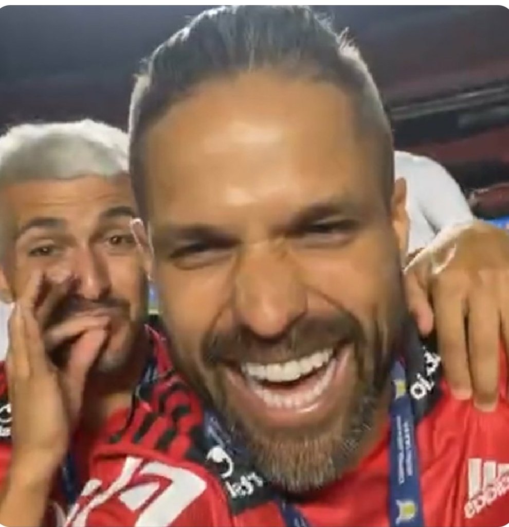 trivelass's tweet photo. Então quer dizer que o Thiago Maia virou Thiago Gaia??????????????????
#tozoando https://t.co/GztnnYuwE8