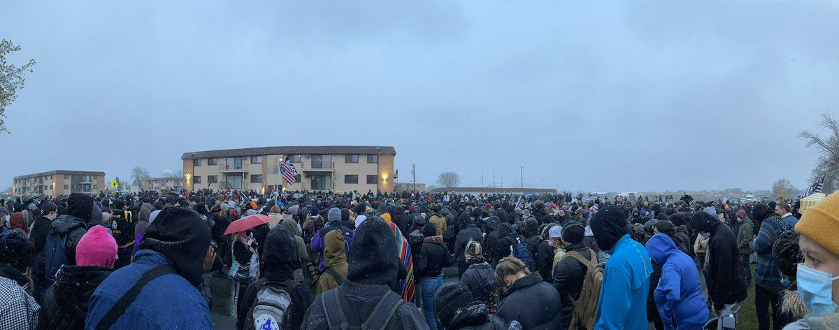car0linehaskins's tweet photo. The scene at #BrooklynCenterMN as told in 2 panos: https://t.co/2ylYxtavMj
