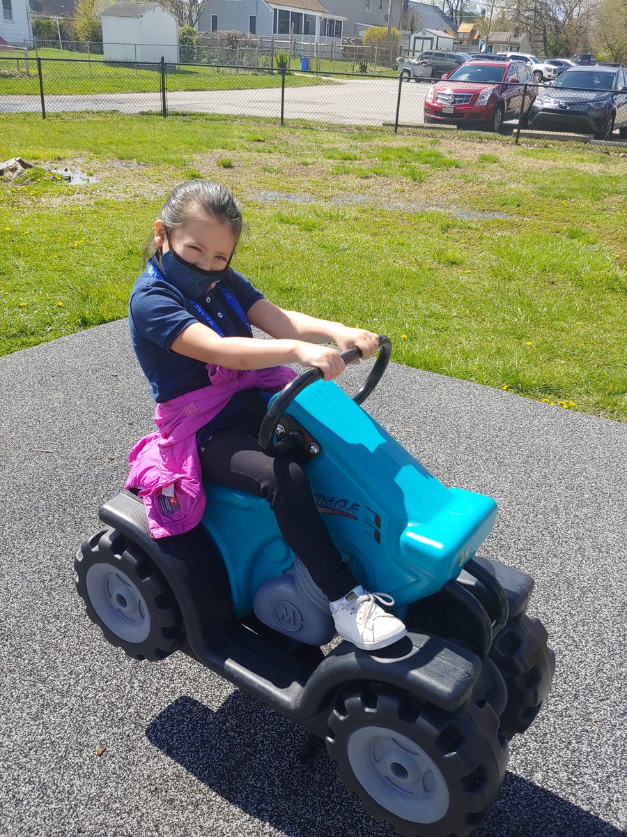 MrsLousClass's tweet photo. Having some fun on this sunny recess day!! #yaybaltz @BaltzBears https://t.co/aYzLoya5js