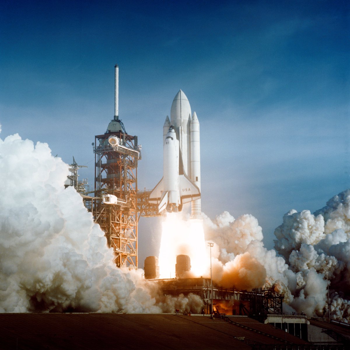 museo_espacial's tweet photo. La flota de los Transbordadores Espaciales estaba compuesta del Enterprise, el Columbia, el Challenger (que se destruyó durante el lanzamiento en 1986) el Discovery, Atlantis y el Endeavour.
En la imagen, el transbordador Columbia en su primer lanzamiento del 12 de abril de 1981. https://t.co/Uv3bsBQppe