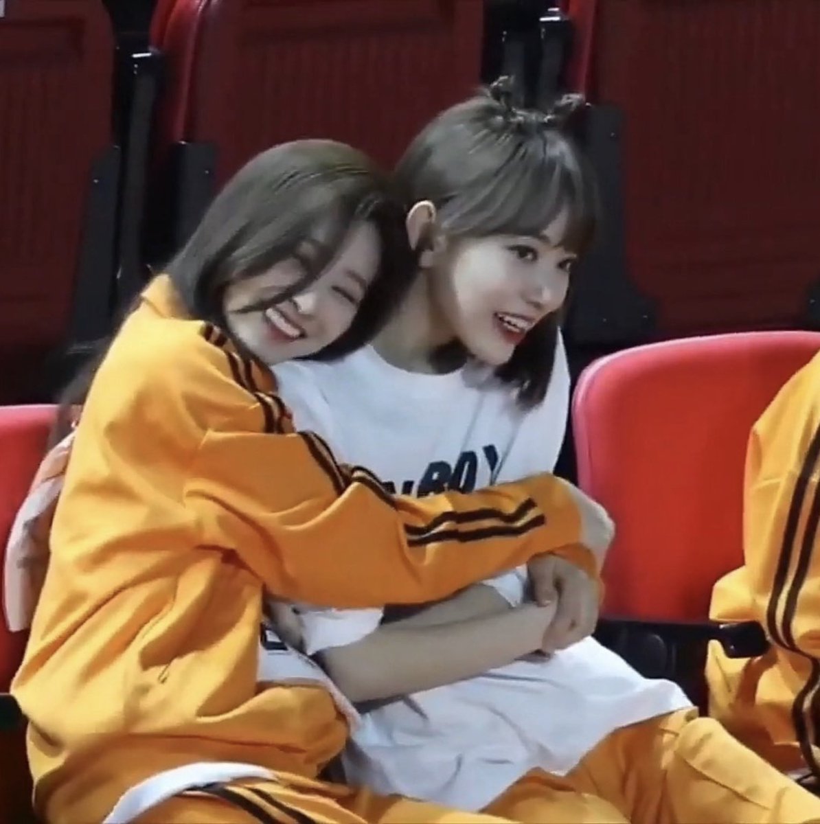 having a bad day? lemme help you out!here’s a very unnecessary thread of kim minju being small <33  #IZONE   #アイズワン   #아이즈원   #MINJU   #KIMMINJU