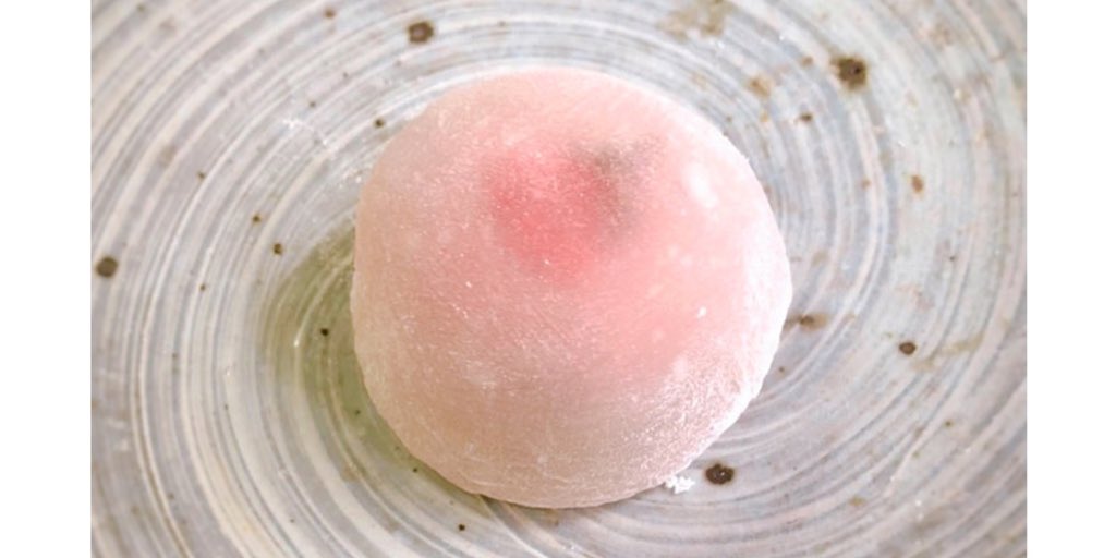 川口屋 趣味の和菓子 名古屋 公式 水面の桜 みなものさくら 枝に一つ二つ残る名残の桜の花が水面に映る様子を意匠にしたお菓子 粉取りをした生葛の中には一度ピンク色の餡で包んだこし餡が入っています 桜の塩漬け入り 常温 3 川口屋