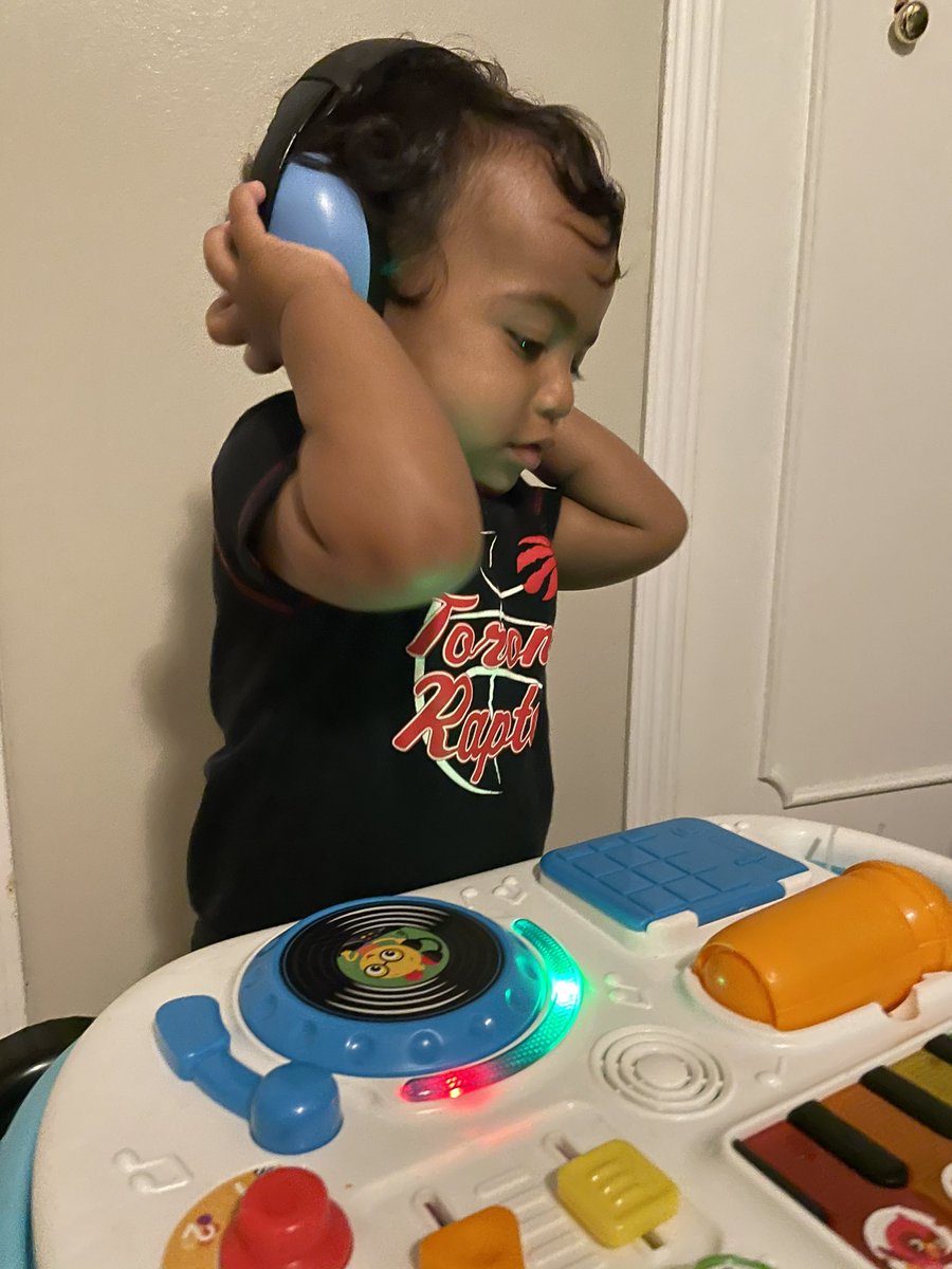 This little DJ wants to play music for the <a href="/Raptors/">Toronto Raptors</a>. Look out <a href="/4KORNERS/">4KORNERS Of The World</a>, you got competition #tangerinefanangle
