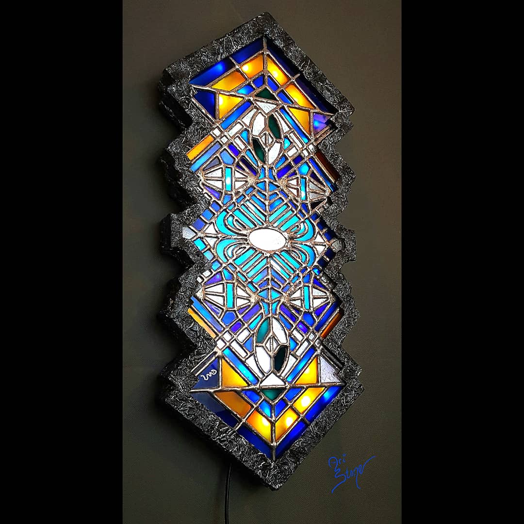 AriStone's tweet photo. Looks Like #StainedGlass

"Deco Peaks"

#BrandNewArt by #AriStone #HandCrafted #GlowForge #lasercut #Plexiglass painted with #PebeoVitrailpaints, set with a custom frame and #LEDstriplights

Dimensions: 18.5 in x 8 in x 1.5 in

Hangs Vertical or Horizontal
#ArtDeco #AriStoneArt https://t.co/NWzdRTmCDV
